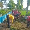 Jumat Bersih, Babinsa dan Warga Tegaron Gotong Royong Bersihkan Jalan ke TPU