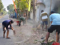 Babinsa Koramil 0810/07 Patianrowo dan Warga Bukur Gelar Kerja Bakti Sambut Tradisi Nyadran