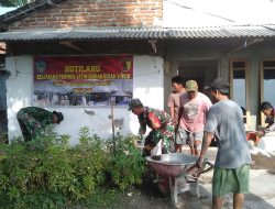 Babinsa Koramil 0810/10 Tanjunganom Gotong Royong Renovasi Rumah Tidak Layak Huni