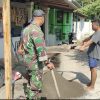 Babinsa Kertosono dan Warga Gotong Royong dalam Karya Bakti di Kampung Binaan