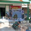 Meskipun Hari Libur, Babinsa Koramil 0810/15 Rejoso Tetap Semangat Bantu Perbaiki Rumah Warga Binaan di Desa Ngadiboyo