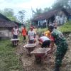 Babinsa Tempuran Bantu Perbaikan Jalan Usaha Tani Bersama Warga