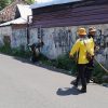 Kegiatan Kerja Bakti Pembersihan Rumput di Pinggir Jalan Menuju Pasar Baru di Kelurahan Kartoharjo Koramil 0810 / 01 Nganjuk
