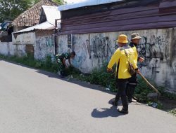 Kegiatan Kerja Bakti Pembersihan Rumput di Pinggir Jalan Menuju Pasar Baru di Kelurahan Kartoharjo Koramil 0810 / 01 Nganjuk