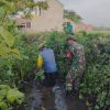 Babinsa Prambon Bersama Warga Gotong Royong Bersihkan Aliran Sungai di Desa Kurungrejo