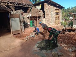 Babinsa Koramil 0810/18 Ngetos Bantu Warga Perbaiki Rumah di Desa Blongko