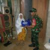 Babinsa Blongko Bantu Pendistribusian Sembako untuk Warga Terdampak Route Trail Adventure HUT ke-80 TNI