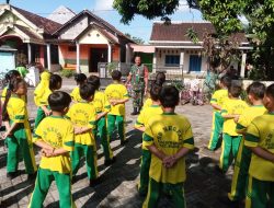 Membentuk Karakter dan Disiplin Sejak Dini, Babinsa Berikan Pelatihan Peraturan Baris Berbaris (PBB) Tingkat SD