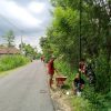 Babinsa Katerban Ikut Karya Bakti Pasang Lampu Jalan Demi Wujudkan Kemanunggalan TNI-Rakyat