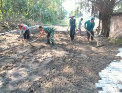 Babinsa Dlururejo Bantu Warga Binaan Pasang Paving Blok