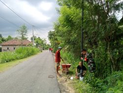 Babinsa Katerban Ikut Karya Bakti Pasang Lampu Jalan Demi Wujudkan Kemanunggalan TNI-Rakyat