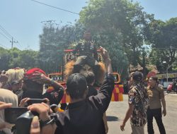 Ratusan Warga Nganjuk Gelar Aksi Spontan Ucapkan Selamat HUT ke-80 TNI