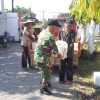 Babinsa Koramil 19/Jatikalen Bantu Warga Bangun Pondasi Rumah