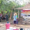 Babinsa Koramil 0810/03 Loceret Bantu Pembongkaran Rumah Tidak Layak Huni (RTLH) di Desa Sekaran