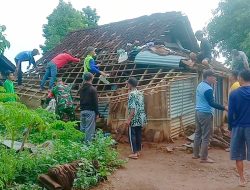 Babinsa Sawahan Bangun Keakraban dengan Warga Melalui Kerja Bakti