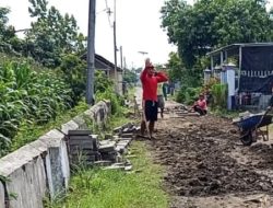 Babinsa Tanjunganom Ajak Warga Gotong Royong Perbaiki Akses Jalan Desa