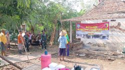 Babinsa Koramil 0810/03 Loceret Bantu Pembongkaran Rumah Tidak Layak Huni (RTLH) di Desa Sekaran