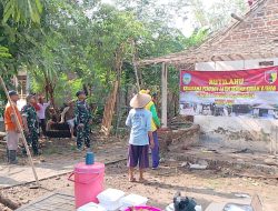 Babinsa Koramil 0810/03 Loceret Bantu Pembongkaran Rumah Tidak Layak Huni (RTLH) di Desa Sekaran