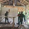 BABINSA KORAMIL 0810/13 LENGKONG BANTU PEMBANGUNAN TERAS RUMAH WARGA DESA SUMBERMIRI