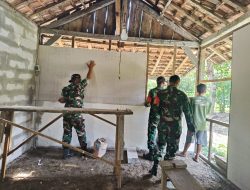 BABINSA KORAMIL 0810/13 LENGKONG BANTU PEMBANGUNAN TERAS RUMAH WARGA DESA SUMBERMIRI