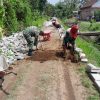 Babinsa Koramil 0810/09 Ngronggot Ajak Warga Desa Betet Gotong Royong Pasang Paving Jalan