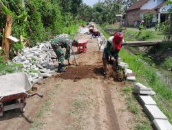 Babinsa Koramil 0810/09 Ngronggot Ajak Warga Desa Betet Gotong Royong Pasang Paving Jalan