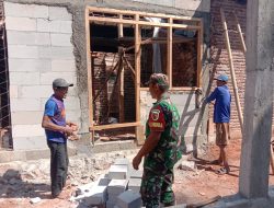 Babinsa Desa Blongko Bantu Warga Perbaiki Rumah, Wujudkan Kepedulian dan Kebersamaan