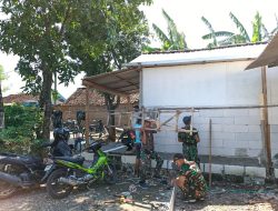Babinsa Koramil 0810/15 Rejoso Gotong Royong Bangun Rumah Bantuan Program Rutilahu di Wilayah Binaan