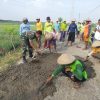 Babinsa Desa Sukorejo Bersama Warga Gotong Royong Perbaikan Jalan di Area Persawahan