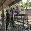 Babinsa Koramil 0810/20 Ngluyu Bersama Warga Gotong Royong Bangun Rumah di Desa Lengkonglor