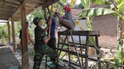 Babinsa Koramil 0810/20 Ngluyu Bersama Warga Gotong Royong Bangun Rumah di Desa Lengkonglor
