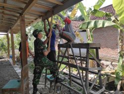 Babinsa Koramil 0810/20 Ngluyu Bersama Warga Gotong Royong Bangun Rumah di Desa Lengkonglor