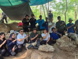 Ketua Umum Persit KCK Tinjau Lokasi Penemuan Fosil Gajah Purba di Nganjuk, Dandim 0810/Nganjuk Dampingi Langsung