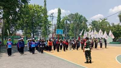 Babinsa Koramil 0810/01 Nganjuk Latih Calon Ketua OSIS dan MPK SMAN 3 Nganjuk