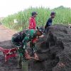 Babinsa Koramil 0810/04 Berbek Bantu Warga Pengecoran Jalan Desa