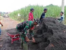 Babinsa Koramil 0810/04 Berbek Bantu Warga Pengecoran Jalan Desa