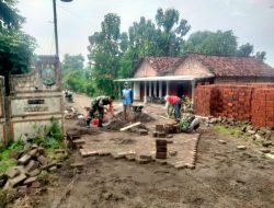 Babinsa Dlururejo Bantu Warga Binaan Dalam Pemasangan Paving Blok