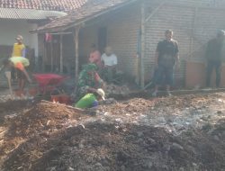 Tanamkan Jiwa Gotong Royong Babinsa Bakau Luangkan Waktu Bantu Warga Bangun Rumah