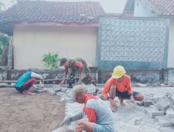 Dukung program pembangunan desa, Babinsa Koramil 0810/02 Bagor bantu pemasangan paving jalan di desa binaan