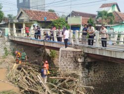 Babinsa Ploso Bersama Tiga Pilar dan Warga Gelar Kerja Bakti Bersihkan Aliran Sungai