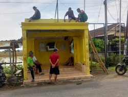 Babinsa Koramil 0810/10 Tanjunganom Bersama Warga Dusun Bendungan Laksanakan Kerja Bakti Perbaikan Pos Kamling