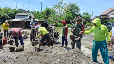 Bersama Masyarakat, Babinsa Kerja Bakti Pengecoran Pembangunan Masjid Jami Baiturohman
