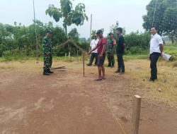 Babinsa Desa Klagen Dampingi Mandor dalam Pemasangan Boplang Pembangunan Koperasi Desa Kelurahan Merah Putih