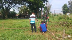 Babinsa Koramil 0810/15 Rejoso Dampingi Pemasangan Boplang Dalam Rangka Pembangunan Koperasi Desa Kelurahan Merah Putih (KDKMP) di Wilayah Binaannya
