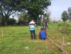 Babinsa Koramil 0810/15 Rejoso Dampingi Pemasangan Boplang Dalam Rangka Pembangunan Koperasi Desa Kelurahan Merah Putih (KDKMP) di Wilayah Binaannya