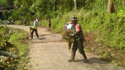 Babinsa dan Warga Desa Klodan Gelar Gotong Royong Bersihkan Ranting Pohon di Bahu Jalan