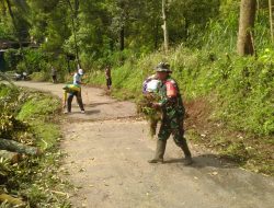 Babinsa dan Warga Desa Klodan Gelar Gotong Royong Bersihkan Ranting Pohon di Bahu Jalan