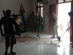 Babinsa Desa Mlorah Melaksanakan Pembersihan Gedung Posyandu yang Ambrol Plavonnya di Wilayah Binaan
