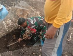 Babinsa Nglawak Gelar Karya Bakti Bersihkan Lingkungan Bersama Warga