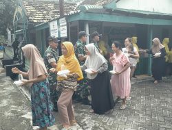 Jumat Berkah, Koramil 0810/20 Ngluyu Bagikan Makanan dan Minuman Gratis kepada Warga